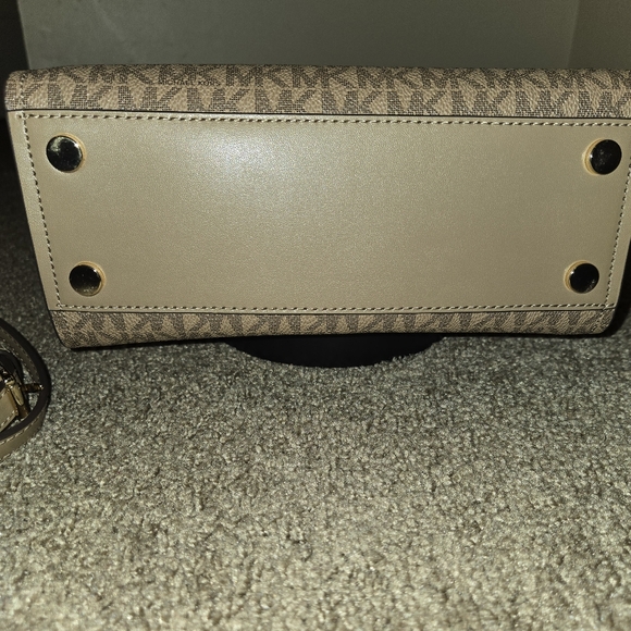 SOLD‼️NWT Michael Kors Marilyn Small Logo Crossbody Bag - Picture 9 of 13